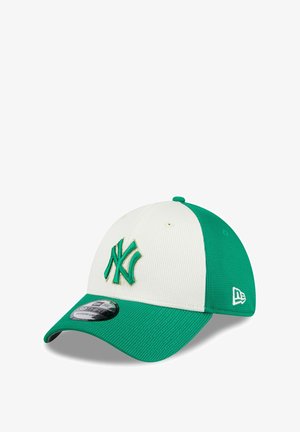 Zielono-biała czapka baseballowa o strukturalnym designie, z wypukłym logo New York Yankees w zielonym i złotym haftem. Teksturowany daszek.