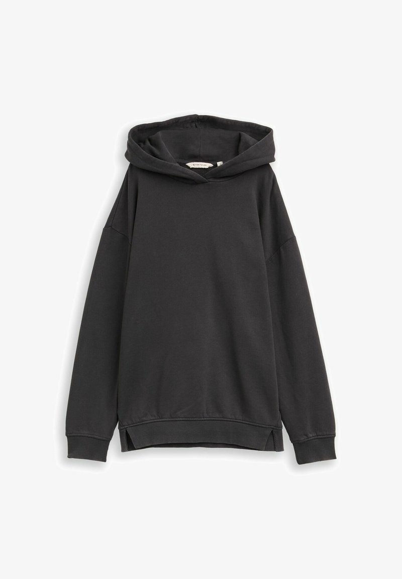 Haut à capuche noir en tissu doux, avec une capuche, des manches longues, des épaules tombantes et une coupe légèrement large avec des fentes sur les côtés à l'ourlet.