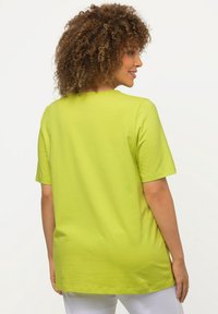 Ulla Popken CARREE-AUSSCHNITT - Jednoduché tričko - light green