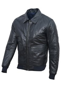 Schwarze Lederjacke mit Reißverschluss, zwei vorderen Klappentaschen, gerippten Bündchen und Saum, vor einem weißen Hintergrund präsentiert.