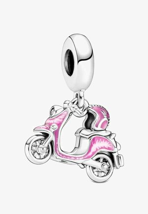 Charm en argent en forme de scooter, avec des accents en émail rose, des roues détaillées et un design structuré avec des éléments de moteur visibles.