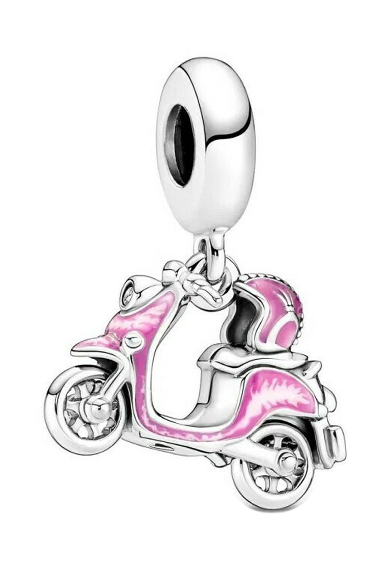 Strieborný prívesok v tvare skútra, s ružovými smaltovými akcentmi, detailnými kolesami a štruktúrovaným dizajnom s viditeľnými prvkami motora.
