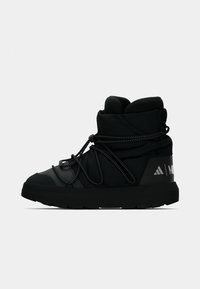 Botine negre până la gleznă cu partea superioară căptușită, țesătură texturată și șireturi elastice. Dispun de o talpă groasă și un logo contrastant pe călcâi.