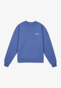 Felpa blu in cotone con scollo rotondo, polsini e orlo a costine, con il logo bianco "PEGADOR" sul petto. Texture liscia.