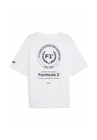 Biała bawełniana koszulka z dużą czarną grafiką na plecach z napisem "F1", wzorem laurowym i detalami tekstowymi. Krótkie rękawy i okrągły dekolt.