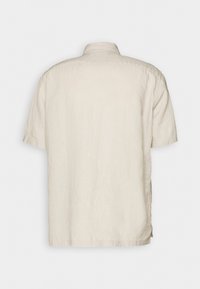 Korte mouwen overhemd in licht beige linnen, met een ontspannen pasvorm, een kraag, achterpas en rechte zoom. Zachte textuur zonder zichtbare patronen.