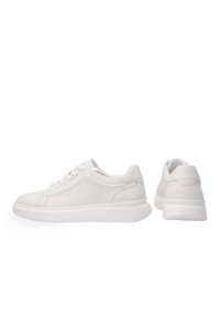 Hvide lædersneakers med en glat overflade, rund tå, snørelukning og en tykkere hvid gummisål for ekstra komfort.