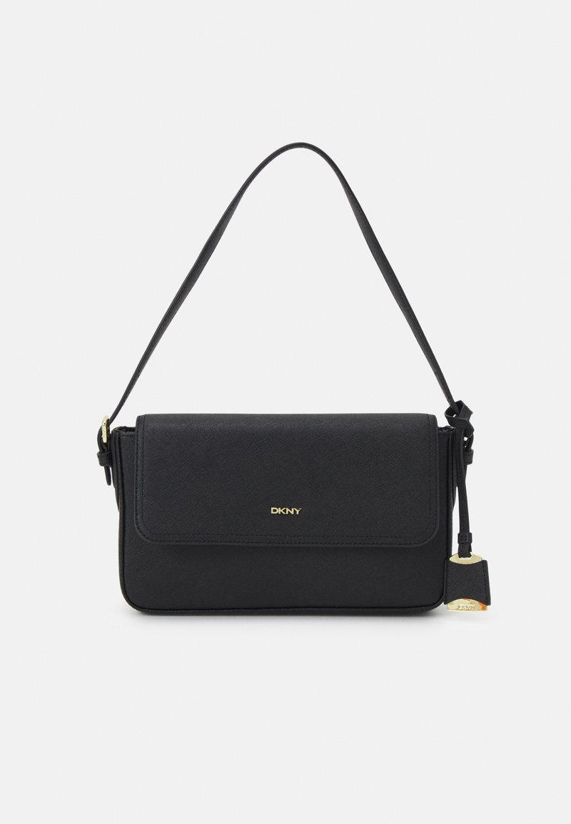 Sac bandoulière en cuir noir DKNY avec fermeture à rabat, bandoulière fine et détail logo et breloque dorés sur fond blanc.