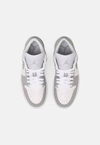 Jordan AIR JORDAN 1 LOW - Sportcipő - white/wolf grey/aluminum