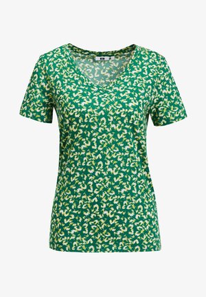 Camiseta verde de manga corta con escote en V y un patrón floral abstracto en blanco y amarillo, mostrada sobre un fondo blanco liso.