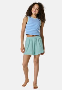 Top court à rayures bleues avec une texture ribbed douce associé à un short vert menthe clair à taille élastique dans une coupe décontractée.