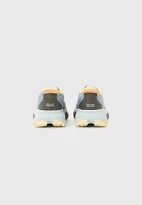 Paar Laufschuhe mit blau-grauem Obermaterial aus strukturiertem Stoff, gelben Akzenten und robuster Sohle für guten Halt.