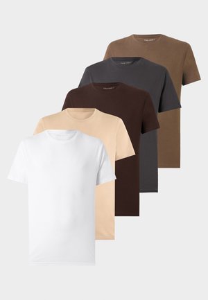 Cinq t-shirts unis à col rond en blanc, beige, marron foncé, charbon et marron olive, disposés en chevauchement sur un fond clair.