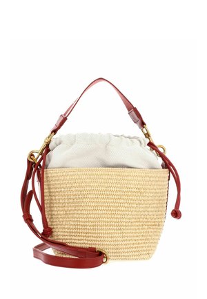 Sac seau en paille tressée avec haut à cordon en tissu blanc et bandoulières et poignées amovibles en cuir rouge avec ferrures dorées.
