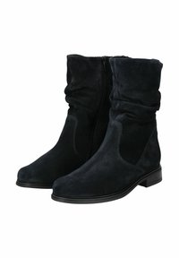 Bottines en daim noir avec un design flasque, dotées d'une fermeture à glissière latérale, d'un bout rond et d'une semelle en caoutchouc plate. Texture lisse, sans motifs.