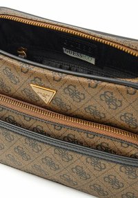 Pochette à motif marron avec ferrures dorées, dotée d'un compartiment zippé et d'une doublure noire, étiquette intérieure de marque.