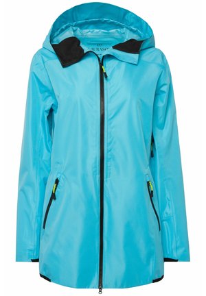 Chaqueta impermeable azul claro con capucha, acentos negros, cremallera frontal y bolsillos laterales. Presenta una textura suave y un material liviano.