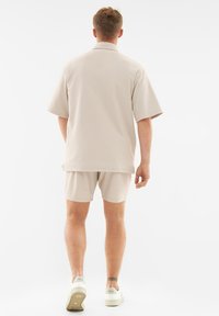 Johnny Urban MASON piaskowy