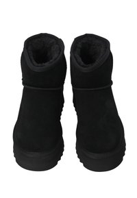 Czarne zamszowe botki za kostkę z teksturowanym wykończeniem, okrągłym noskiem i miękką wyściółką wewnętrzną. Posiadają płaską gumową podeszwę oraz akcenty w postaci szycia po bokach.