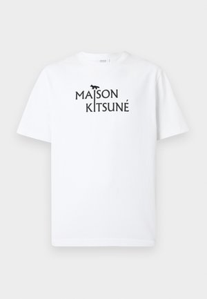 Tricou alb din bumbac cu mâneci scurte, având inscripția neagră "MAISON KITSUNÉ" și un grafic mic cu o vulpe deasupra textului.