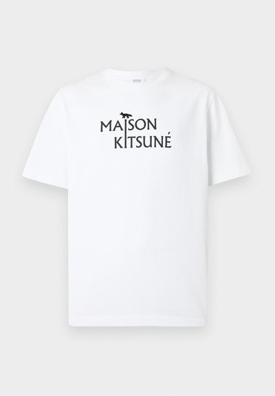 Biela bavlnená tričko s krátkymi rukávmi, na ktorom je čierny text "MAISON KITSUNÉ" a malá grafika líšky nad textom.