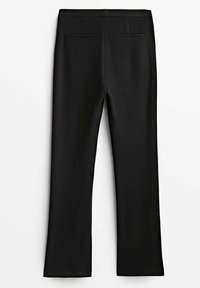 Pantalons noirs ajustés avec une texture lisse. Comprend deux poches arrière sans matériel visible. Design à jambe droite.