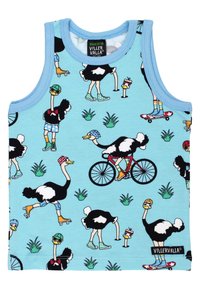 Jasnoniebieski top na ramiączkach wykonany z organicznej bawełny, z kolorowymi grafikami strusi zajętych różnymi aktywnościami, w towarzystwie zielonych akcentów trawy.
