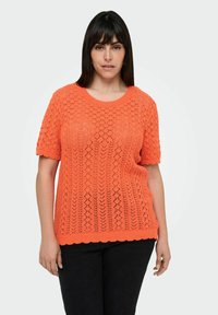 Oranje gebreid sweater met korte mouwen, uitgevoerd met een ruitpatroon en een golvende onderrand. De textuur van het materiaal zorgt voor een ademende ontwerp.