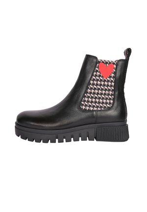 Czarna skórzana botka za kostkę z teksturowanym różowym panelem w wzór houndstooth i akcentem w czerwonym sercu. Masywna podeszwa z ryflowanym wzorem dla lepszej przyczepności.