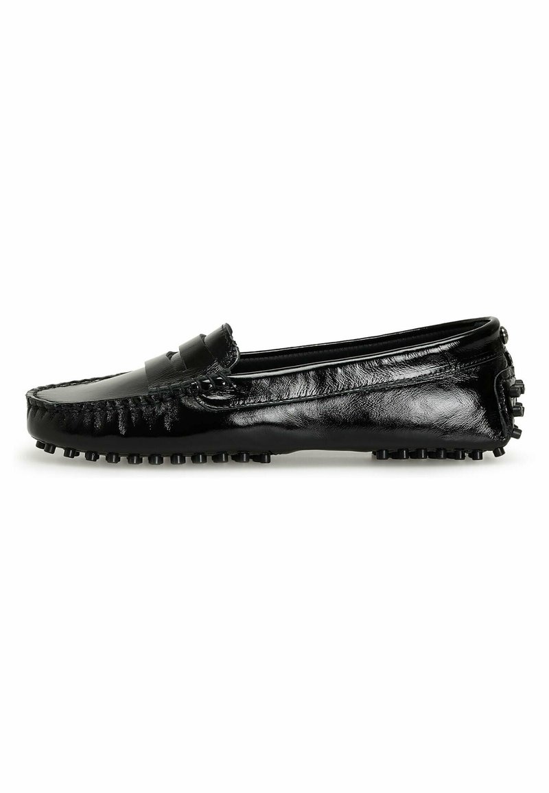 Mocassins en cuir noir avec une texture lisse et brillante, dotés d'une bande décorative et de détails en caoutchouc en forme de pépites sur la semelle.