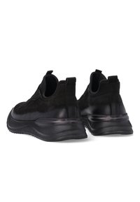 Czarne sneakersy wsuwane z teksturowaną cholewką, amortyzującą podeszwą i uchwytami na pięcie dla łatwego zakładania. Gładki i trwały materiał.