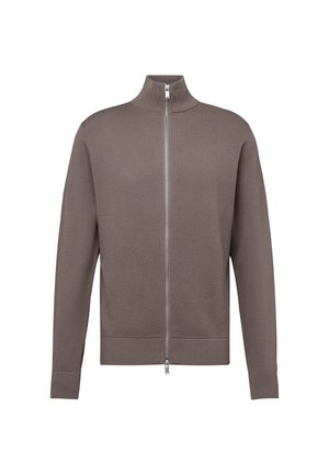 Giacca con zip in maglia testurizzata color taupe con maniche lunghe e collo alto a coste su sfondo bianco.