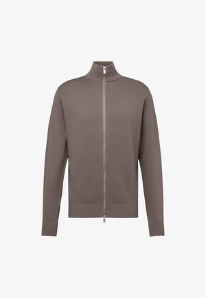 Chaqueta de punto texturizado en color topo con cremallera, mangas largas y cuello alto acanalado sobre fondo blanco.