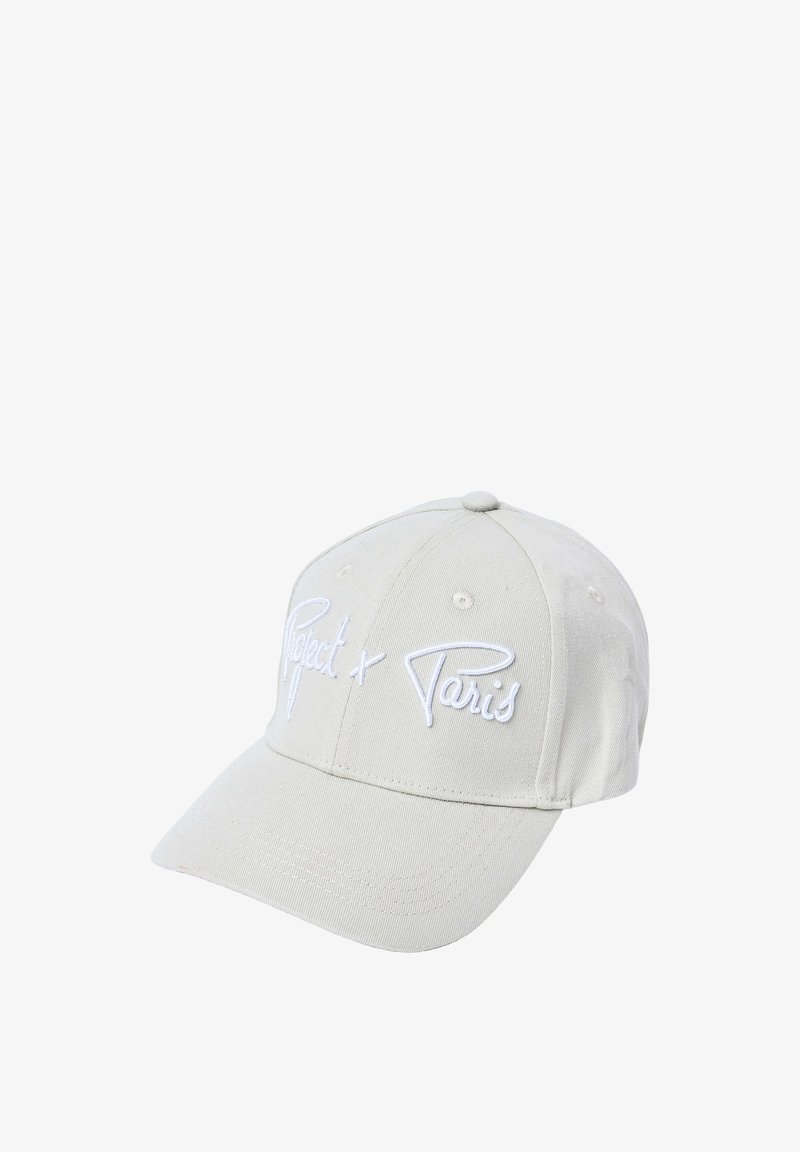 Casquette de baseball beige clair avec une visière incurvée et un texte blanc brodé indiquant « Project x Paris » sur le panneau avant.