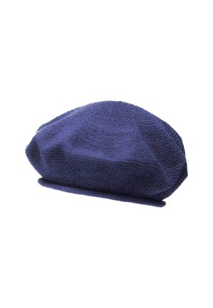 Marineblaues Strickmütze mit einem geschwungenen Schnitt und flachem Schirm. Strukturierter Stoff mit einem dezenten Muster, der ein lässiges und leichtes Erscheinungsbild bietet.