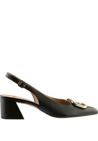 Zapato slingback de cuero negro con un tacón bajo y angular, y una hebilla decorativa dorada en la punta. Acabado texturizado y lados abiertos.