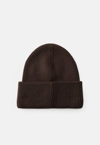 Gorro de malha castanho com textura canelada e borda dobrada, feito de material suave, apresentando uma coroa sem costuras e um design justo.