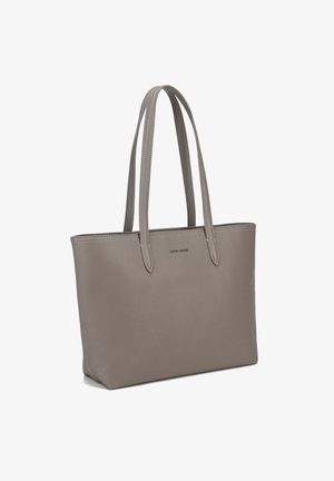 Sac fourre-tout en cuir gris avec deux longues poignées, de forme rectangulaire, avec des coutures minimales et un logo embossé à l'avant. La texture lisse met en valeur le design.