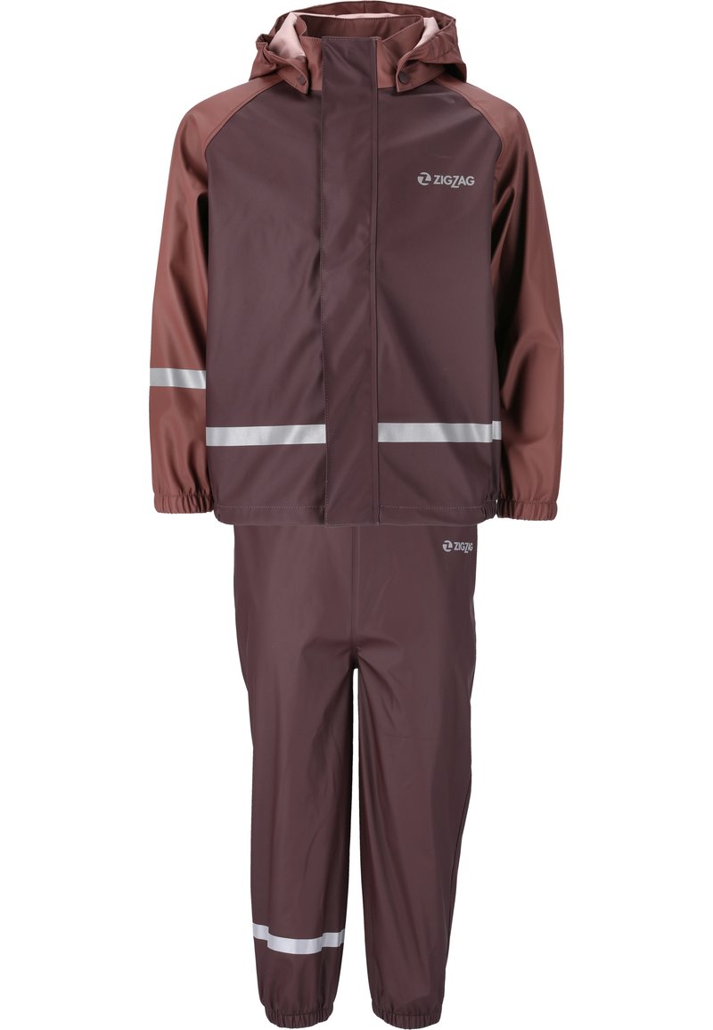 Traje de lluvia impermeable marrón con tiras reflectantes, que incluye una chaqueta con capucha y pantalones con cintura elasticada, fabricado con material duradero.