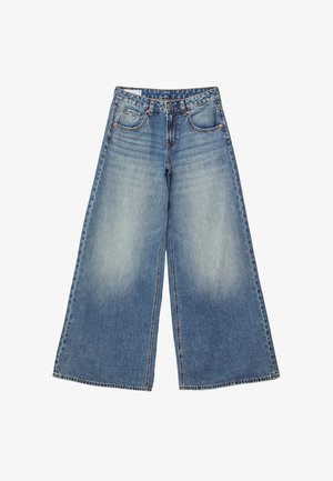 Weite, verblasste blaue Jeans mit hoher Taille, fünf Taschen und einem Stern-Patch auf der rechten Vordertasche.
