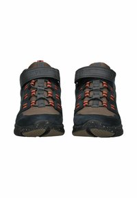 Scarpe sportive caratterizzate da un design nero e marrone, tomaia in mesh, dettagli arancioni e una chiusura in velcro per una vestibilità sicura. Suola in gomma testurizzata.