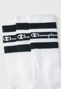 Βαμβακερές κάλτσες σε λευκό με μαύρες ρίγες. Περιλαμβάνουν λογότυπο με μαύρο κείμενο σε λευκή ταινία. Ριμπ υφή στο πάνω μέρος για άνετη εφαρμογή.