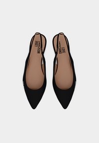 Μαύρες πλατφόρμες slingback με μυτερό μύτη, μπεζ εσωτερικές σόλες και την επιγραφή «Love Moschino» εσωτερικά και στο εξωτερικό μέρος.