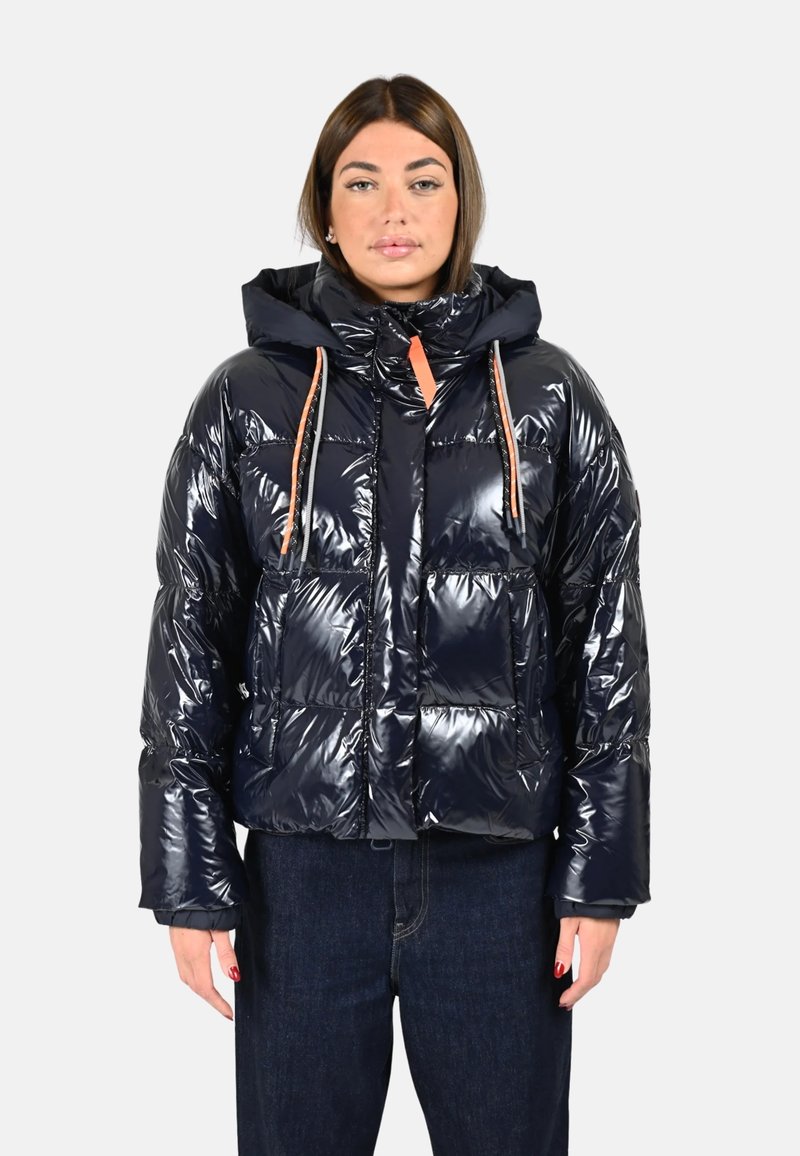 Veste courte en doudoune brillante bleu marine avec une capuche, dotée de cordons de serrage orange, de poches avant et d'un design court.