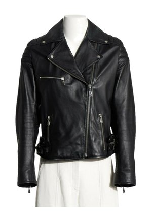 Veste de motard en cuir noir avec fermeture éclair asymétrique sur le devant, poches zippées, détails aux épaules et sangles latérales bouclées sur un mannequin blanc.