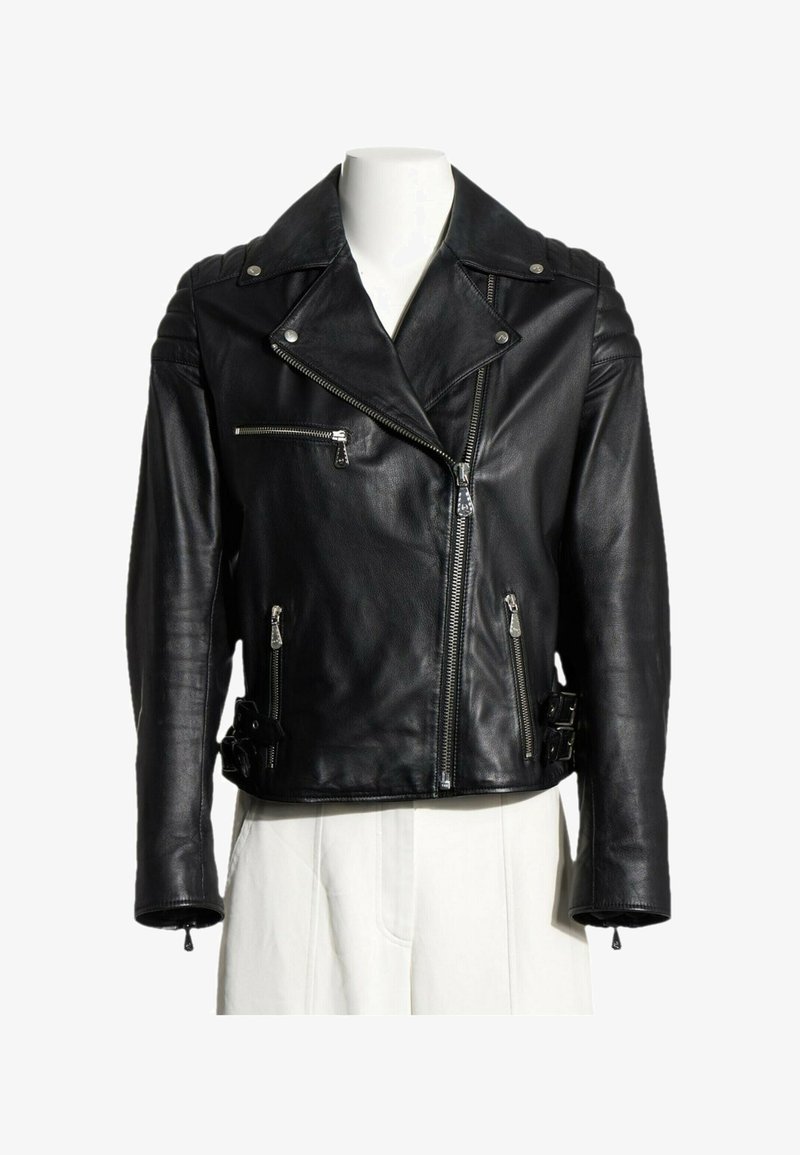 Veste de motard en cuir noir avec fermeture éclair asymétrique sur le devant, poches zippées, détails aux épaules et sangles latérales bouclées sur un mannequin blanc.