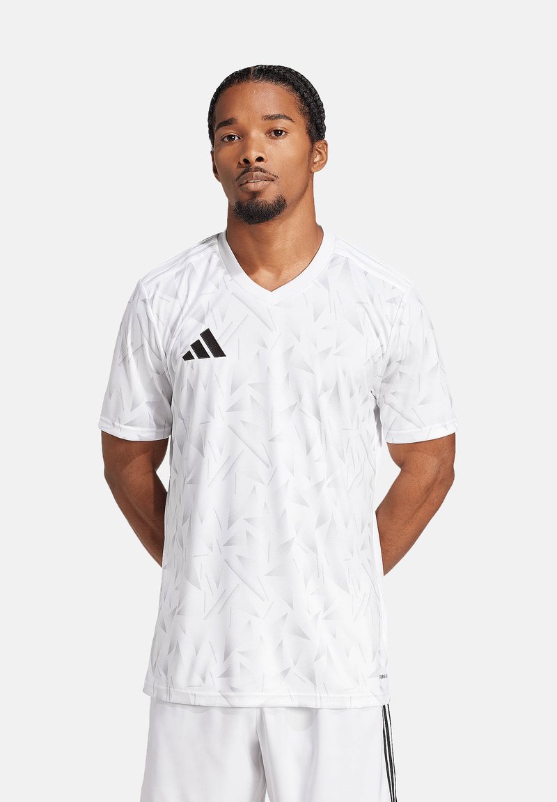 Witte sporttrui met een textuurpatroon van driehoekige vormen, korte mouwen, V-hals en zwart Adidas-logo op de linkerschouder.