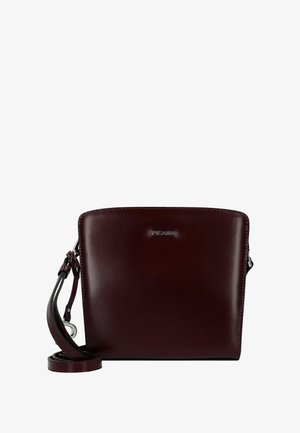 Bordeauxrote Leder-Umhängetasche mit glatter Textur, rechteckiger Form, verstellbarem Riemen und geprägt erscheinendem Logo auf der Vorderseite.