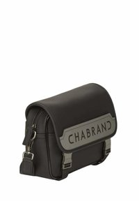 Schwarze Leder-Schultertasche mit Klappe, grauem Markenlogo, silberfarbener Hardware und Reißverschluss. Verfügt über einen verstellbaren Träger und eine strukturierte Oberfläche.