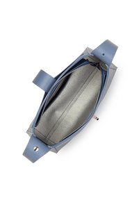 Interno di una borsa in pelle grigia e blu con un rivestimento argentato texturizzato, chiusura con zip e tasche laterali doppie per l'organizzazione.